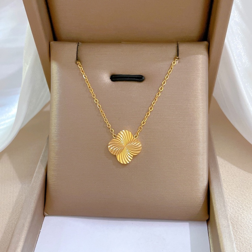 Elegant gold swirl necklace